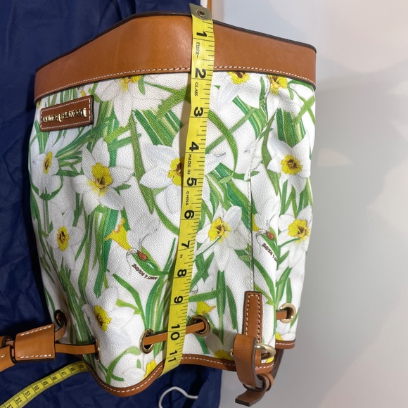 Dooney & Bourke Like New Leather White Purse with Drawstring and Flowers - Picture 4 of 12